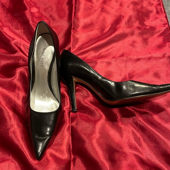 Ladies black heels. - Picture 1 of 3
